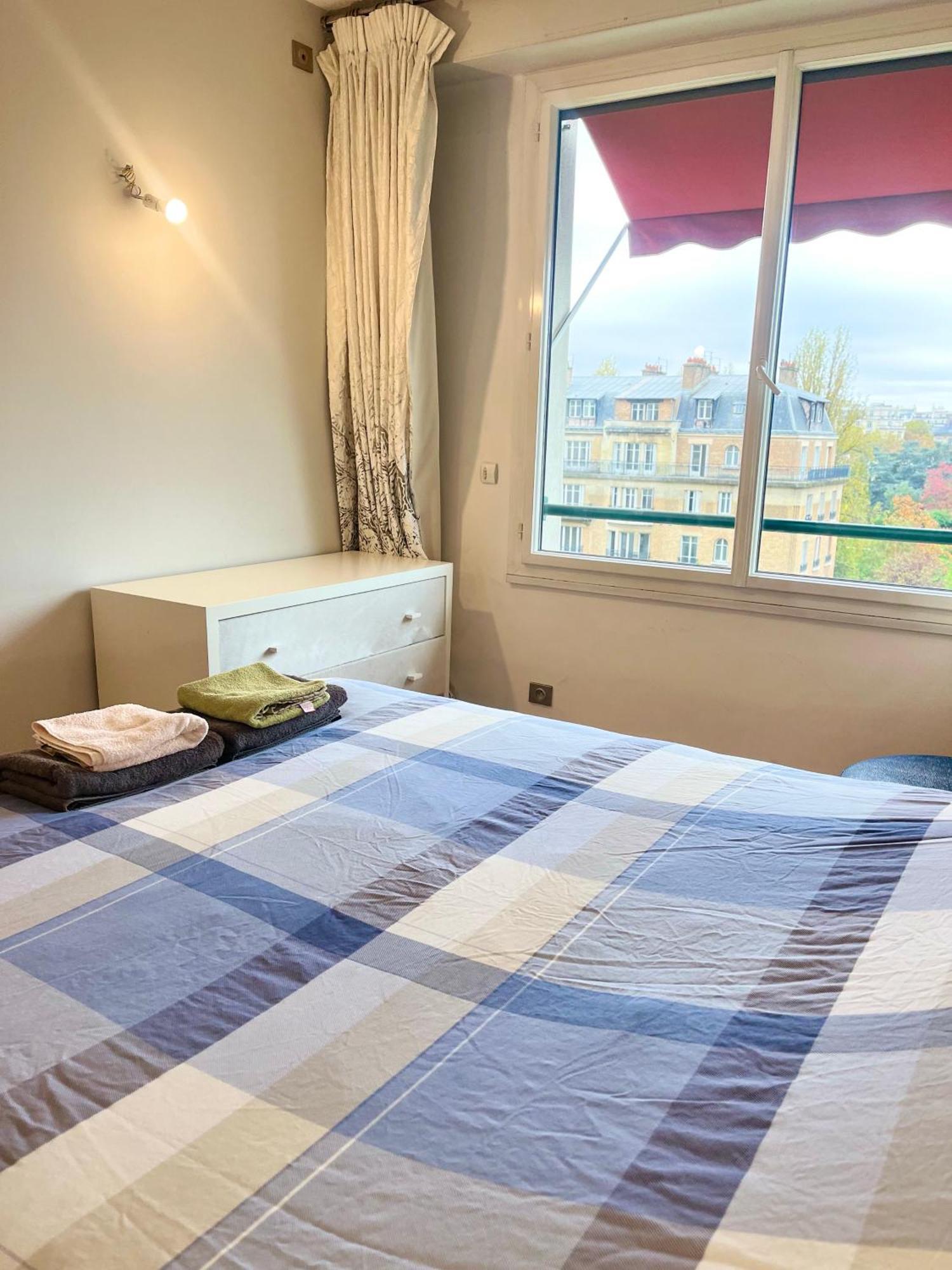 With Eiffel Tower And Seine View Bleriot Appartement Parijs