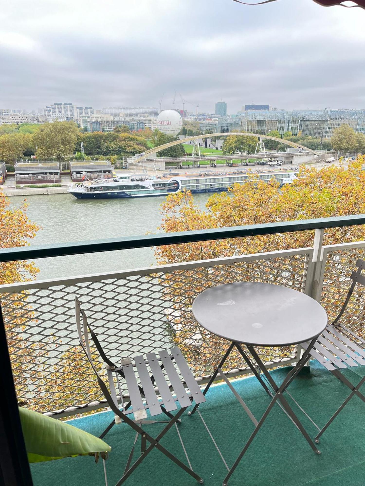 With Eiffel Tower And Seine View Bleriot Appartement Parijs