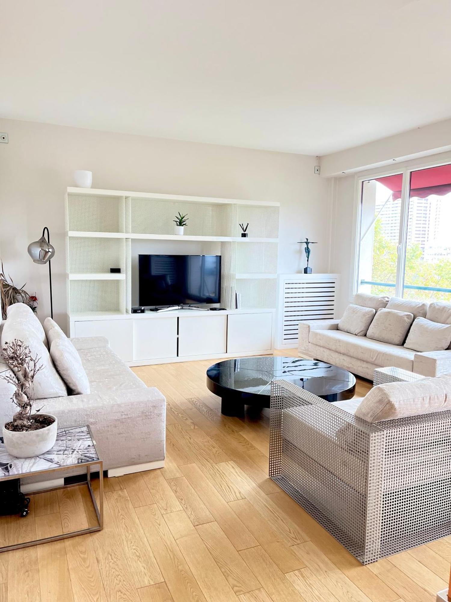 With Eiffel Tower And Seine View Bleriot Appartement Parijs